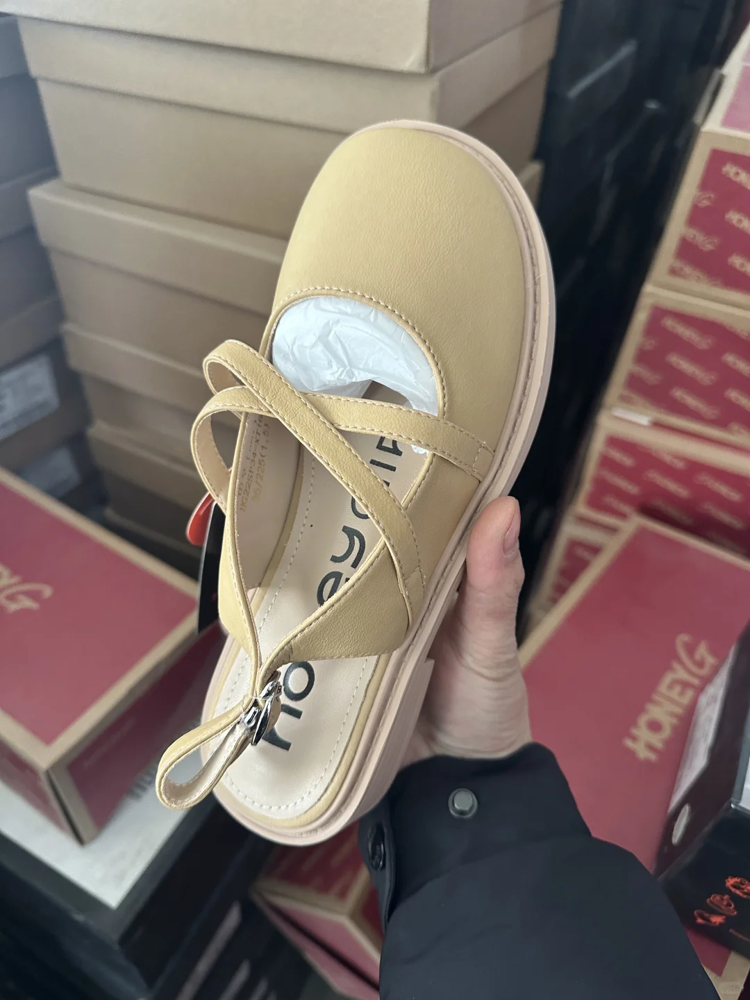 品牌鞋子2万多双