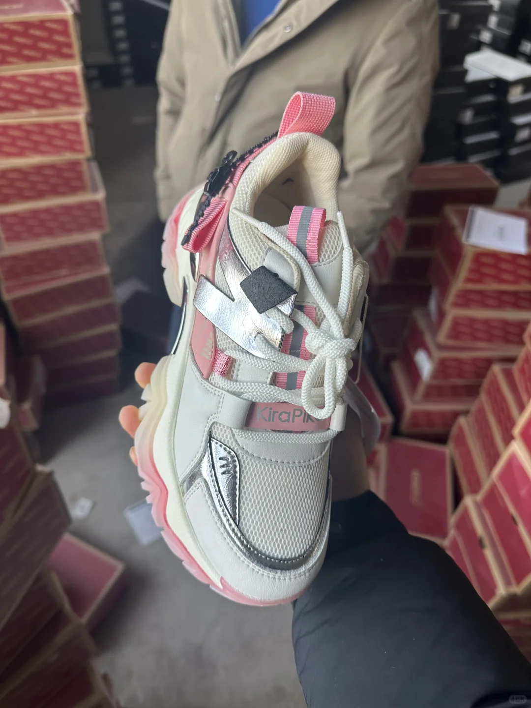 品牌鞋子2万多双