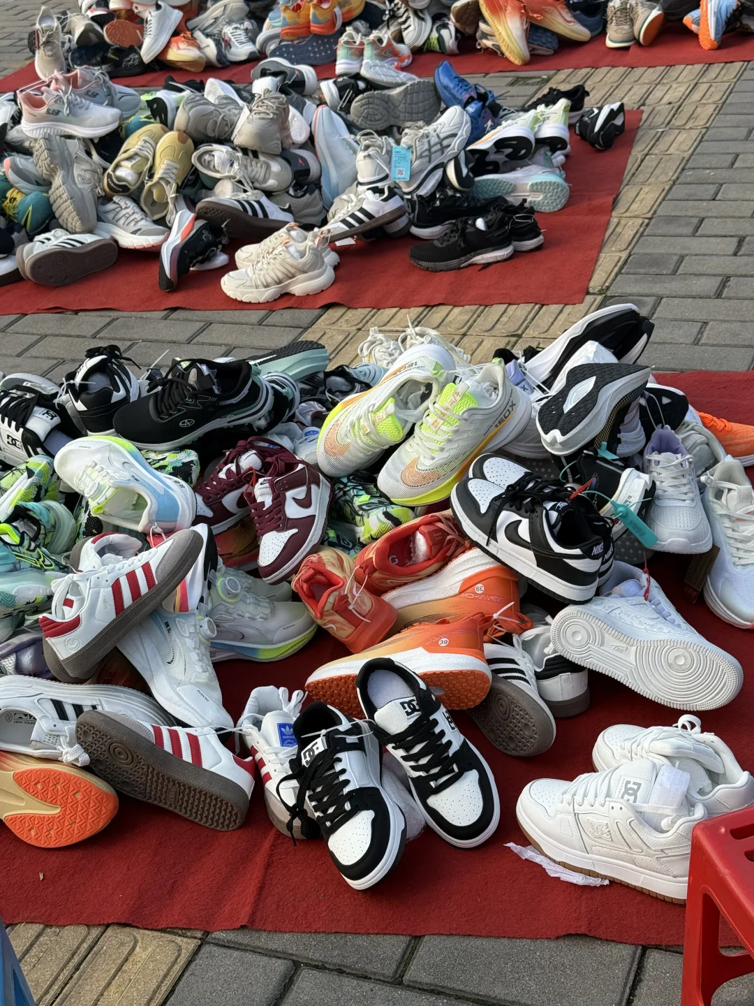 碰见路上卖鞋的～