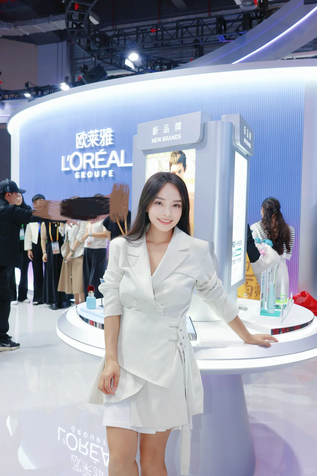 我替你们把欧莱雅“美妆宇宙”搬回家了?