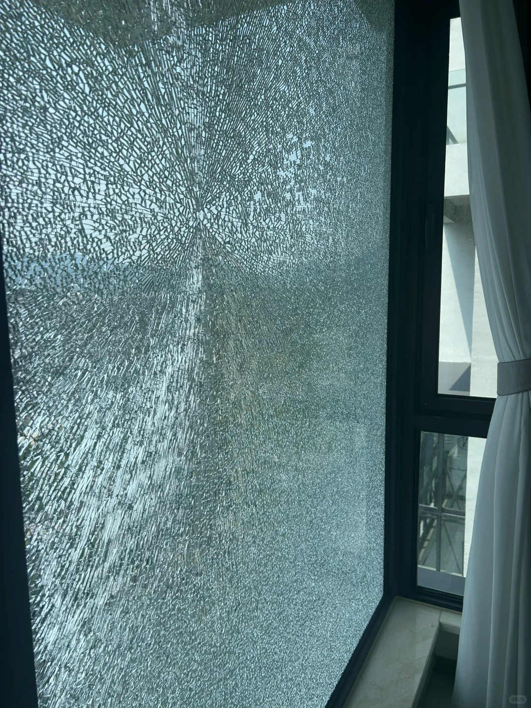 热裂了….换玻璃的师傅总的要价3500，合理吗