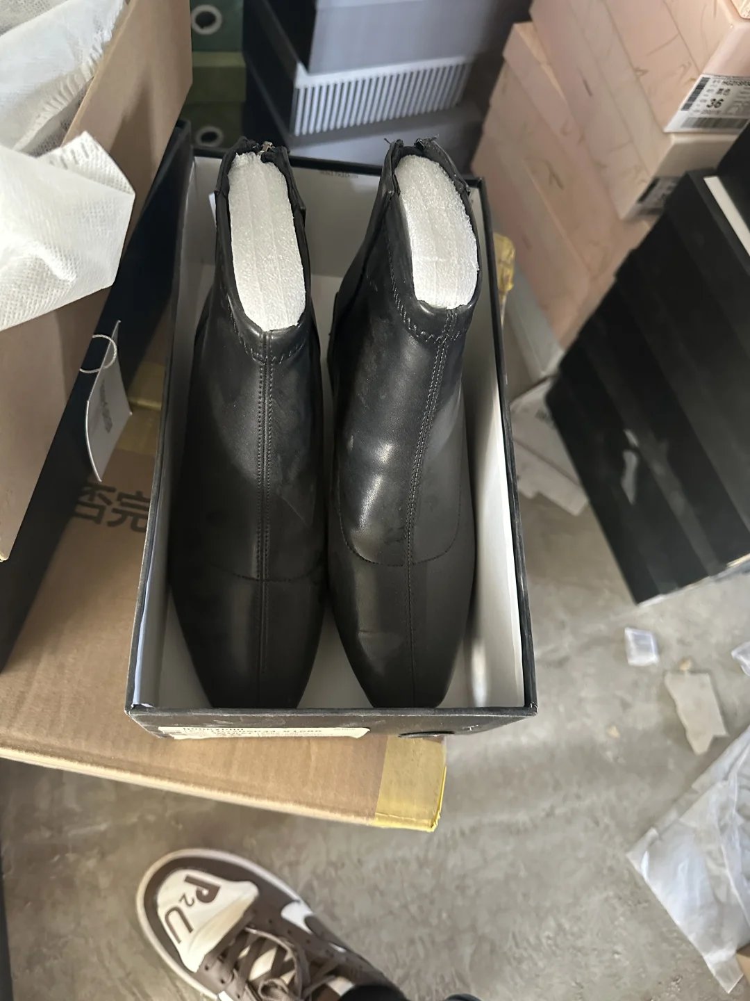 品牌鞋子2万多双