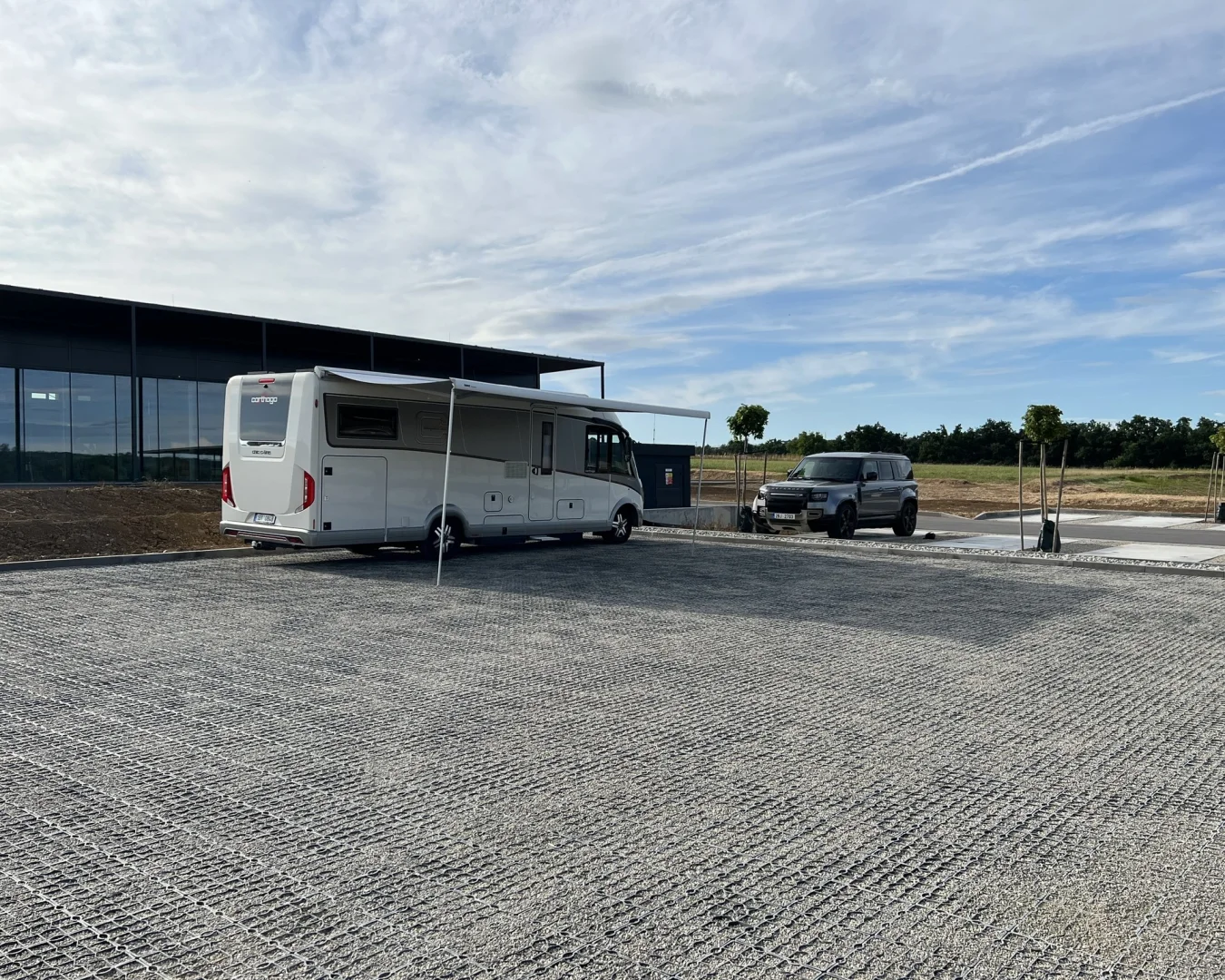 1200平方碎石铺路格停车场铺装完成✅