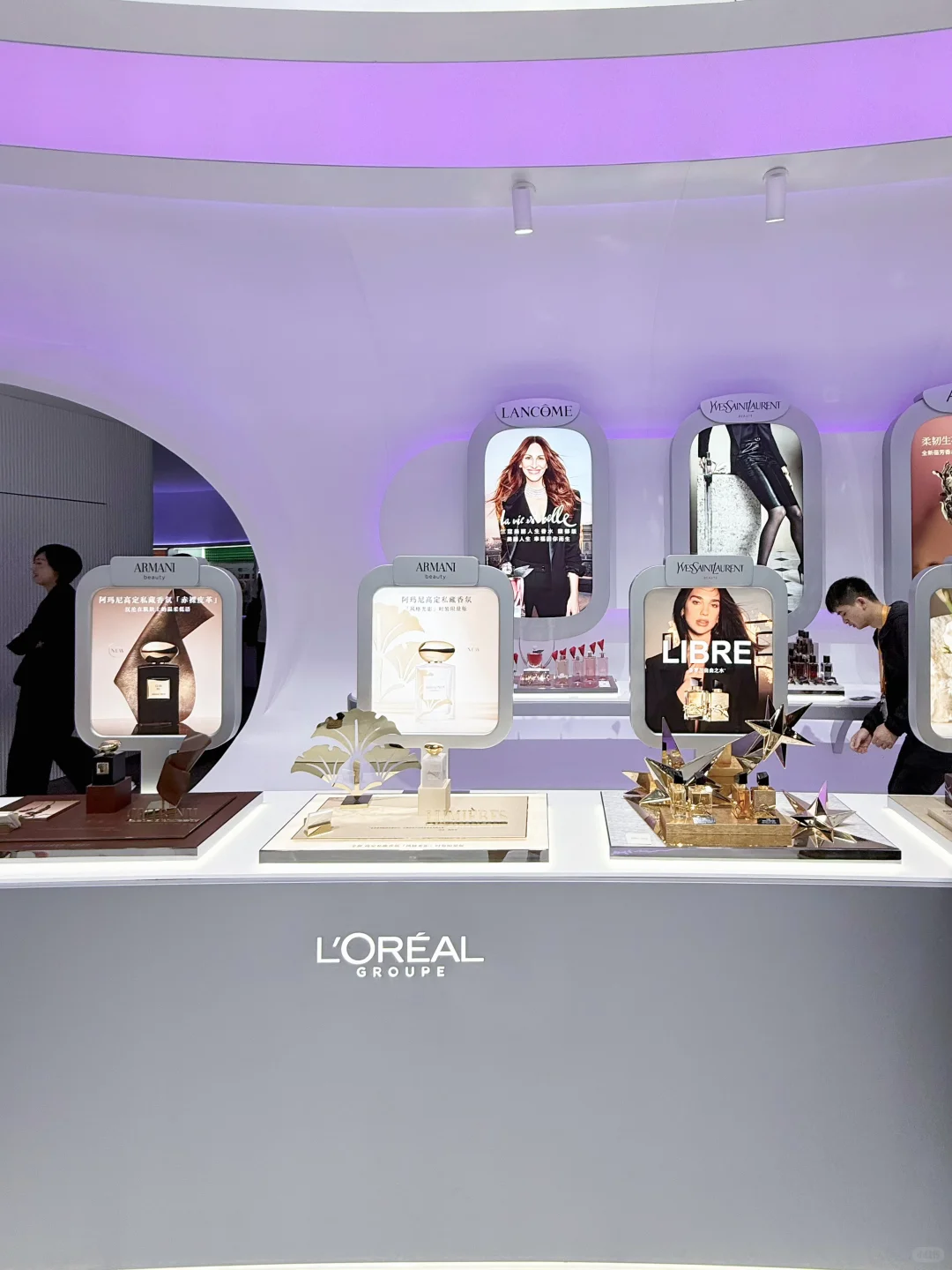 我替你们把欧莱雅“美妆宇宙”搬回家了?