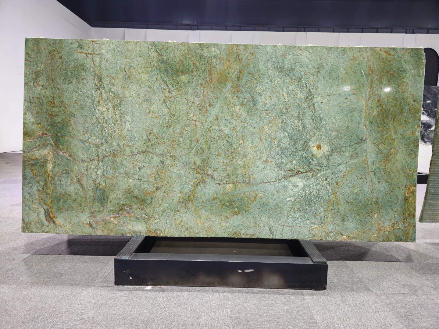 属于春意盎然的绿色｜?薄荷曼波的生机活力