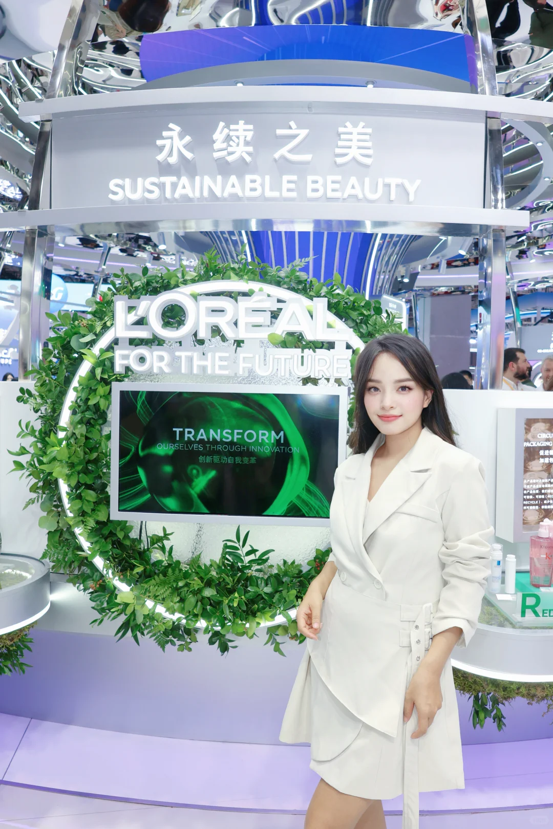 我替你们把欧莱雅“美妆宇宙”搬回家了?