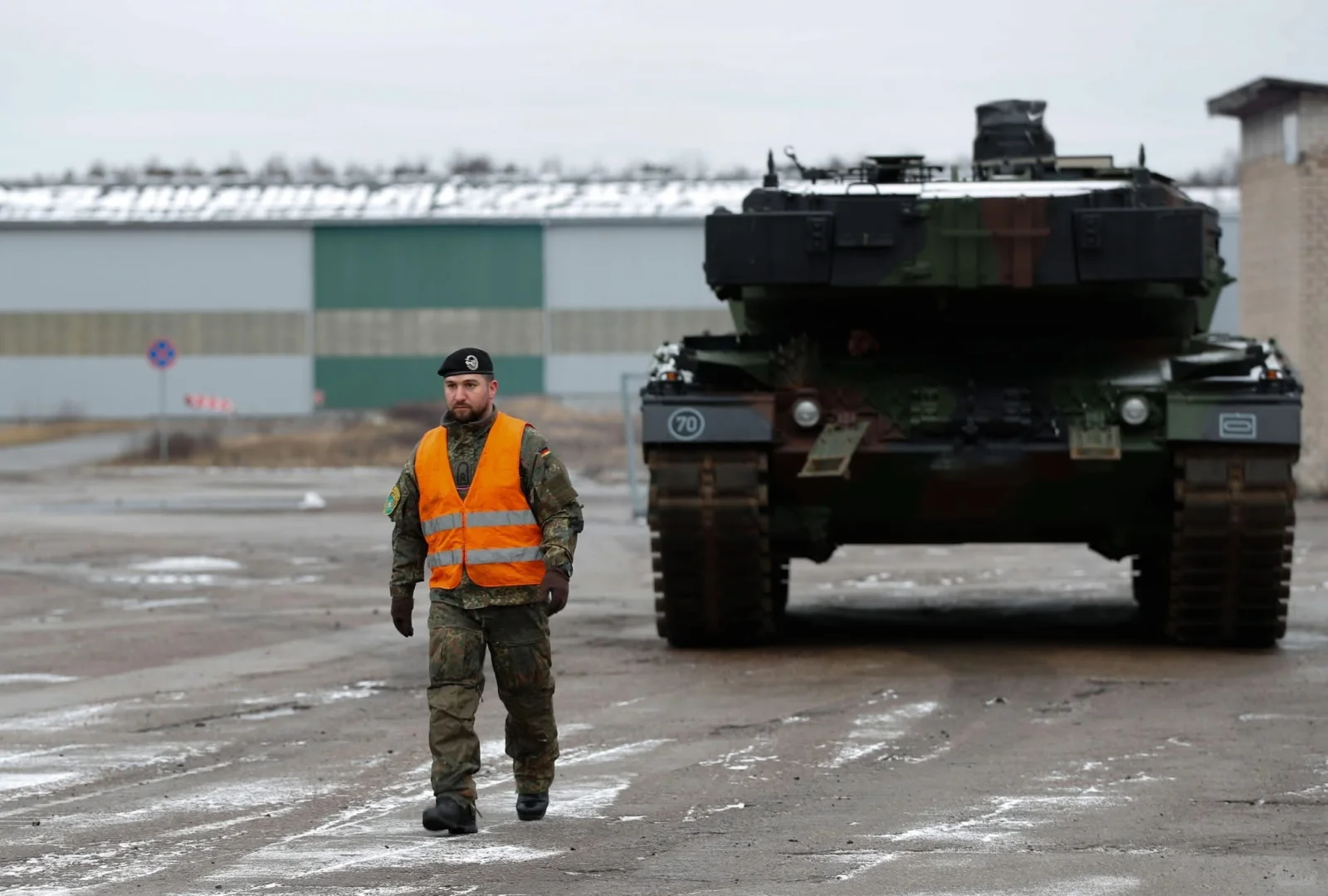 豹式坦克通过铁路和公路运输机动