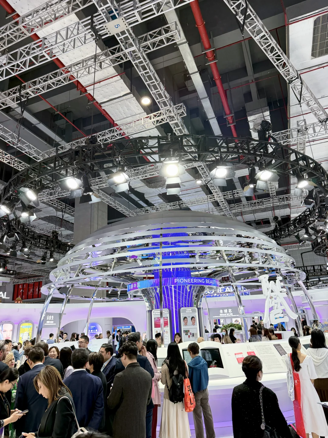 我替你们把欧莱雅“美妆宇宙”搬回家了?