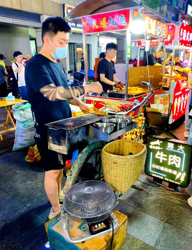 大批餐饮老板，出来摆摊了！