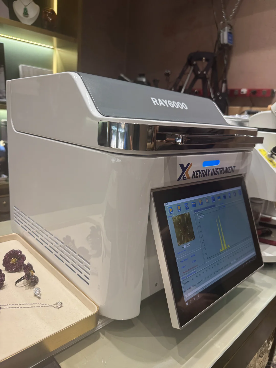 不是每家珠宝店都有光谱测金仪｜我们有✨