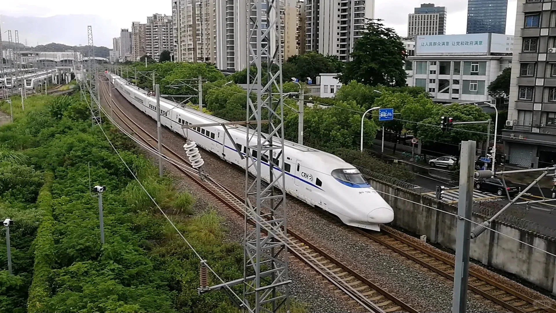 这个金金的高铁也太好看了吧！