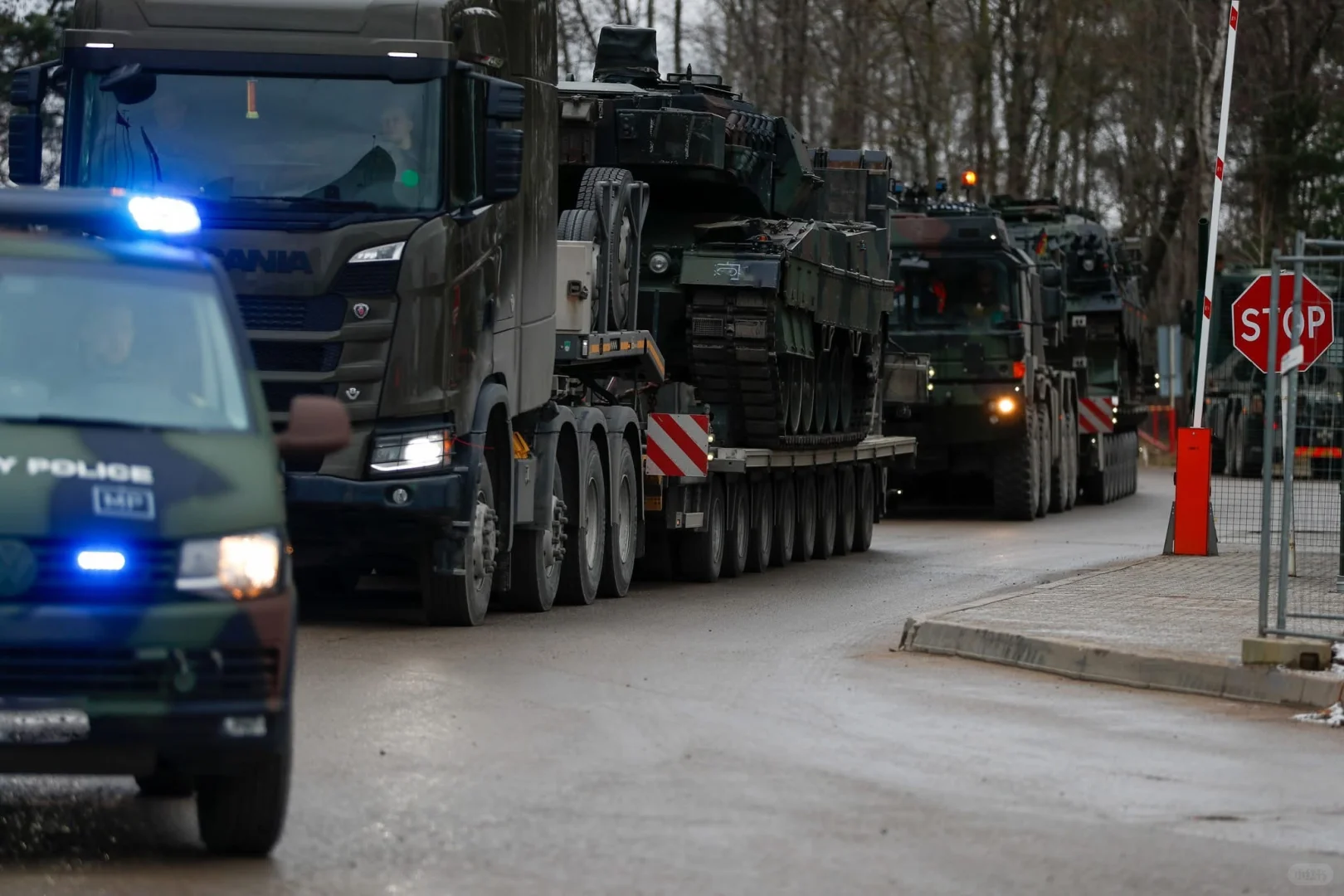 豹式坦克通过铁路和公路运输机动