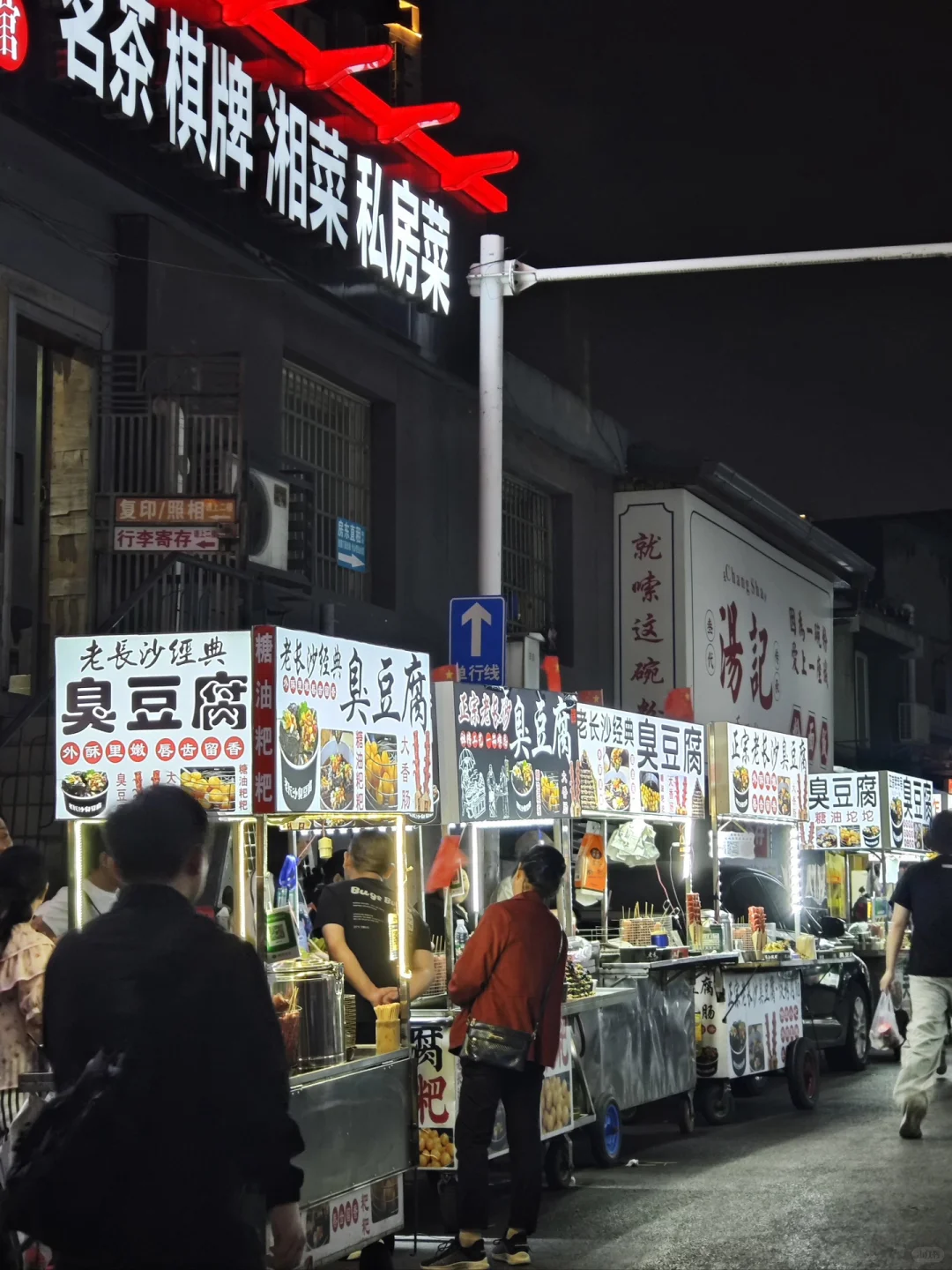 大批餐饮老板，出来摆摊了！