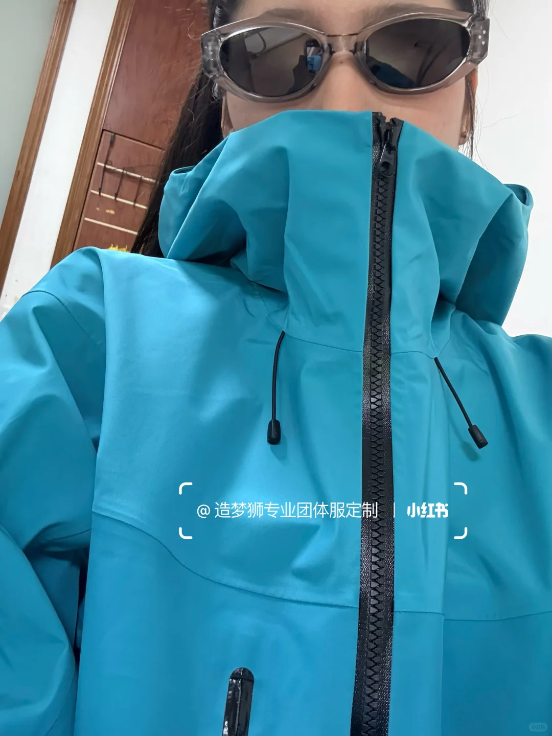 公司采购选这件！冲锋衣工作服穿搭推荐女