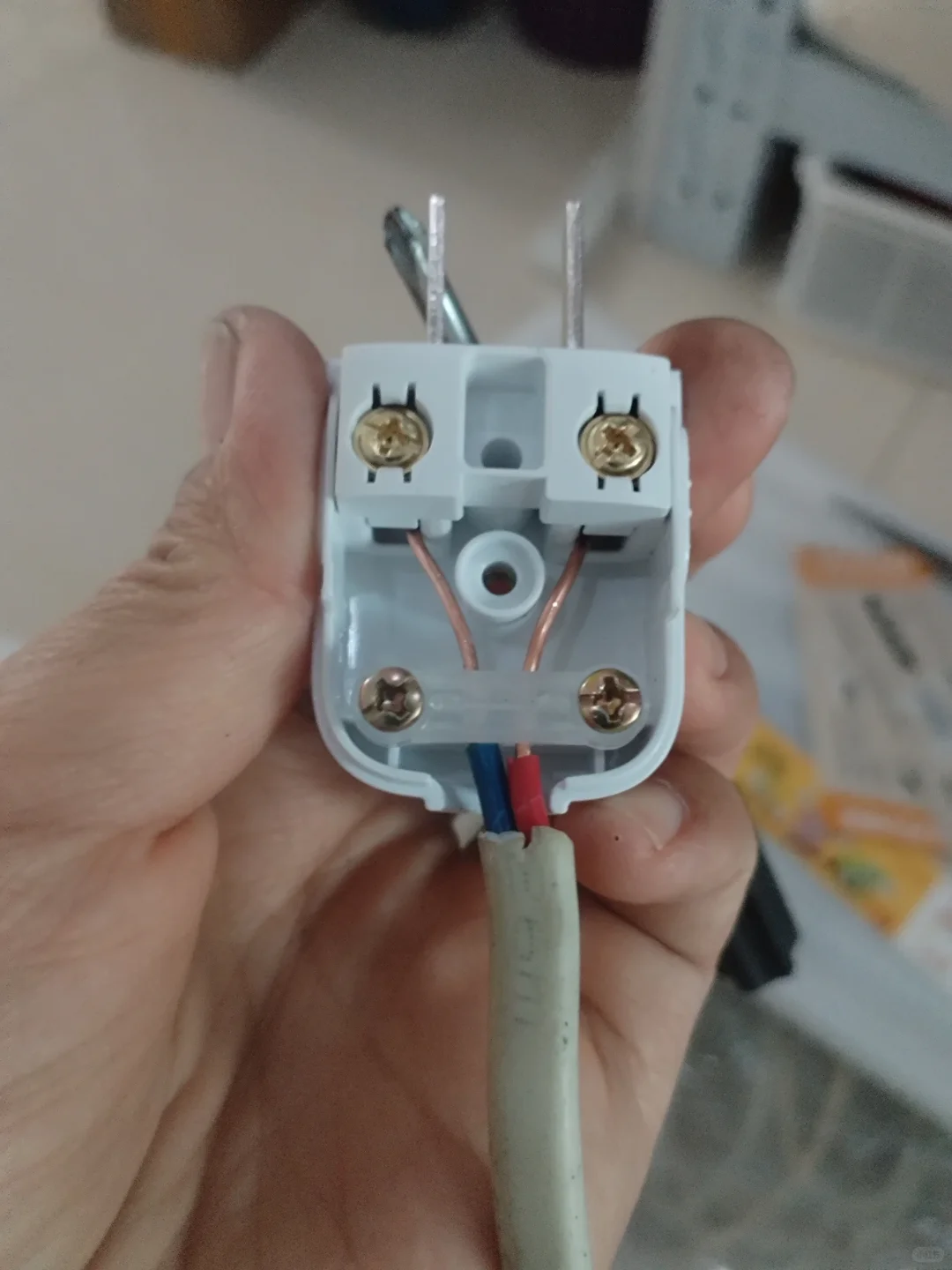 女生单独换插头