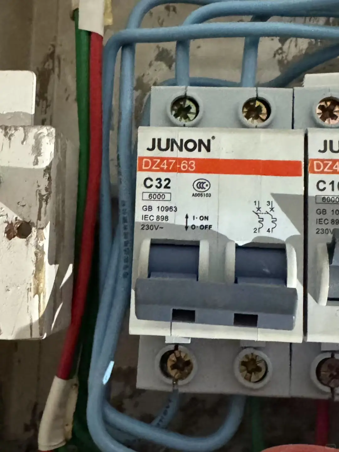 大半夜跳闸了拉上去还是没电?