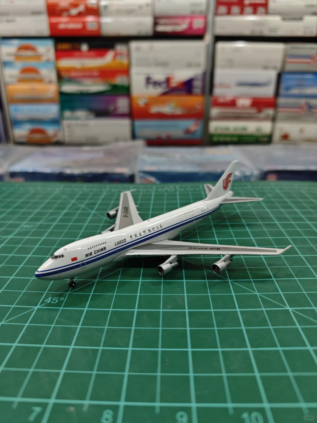 JC1/400新品B-2448国航747-200货机到货′