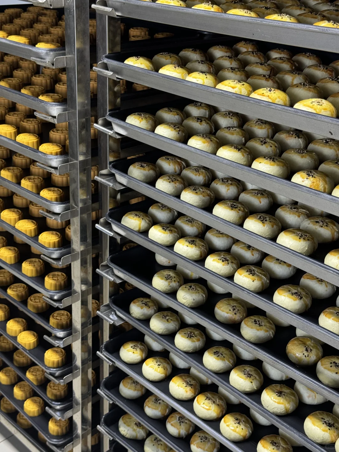 每天大量生产 月饼源头厂家～