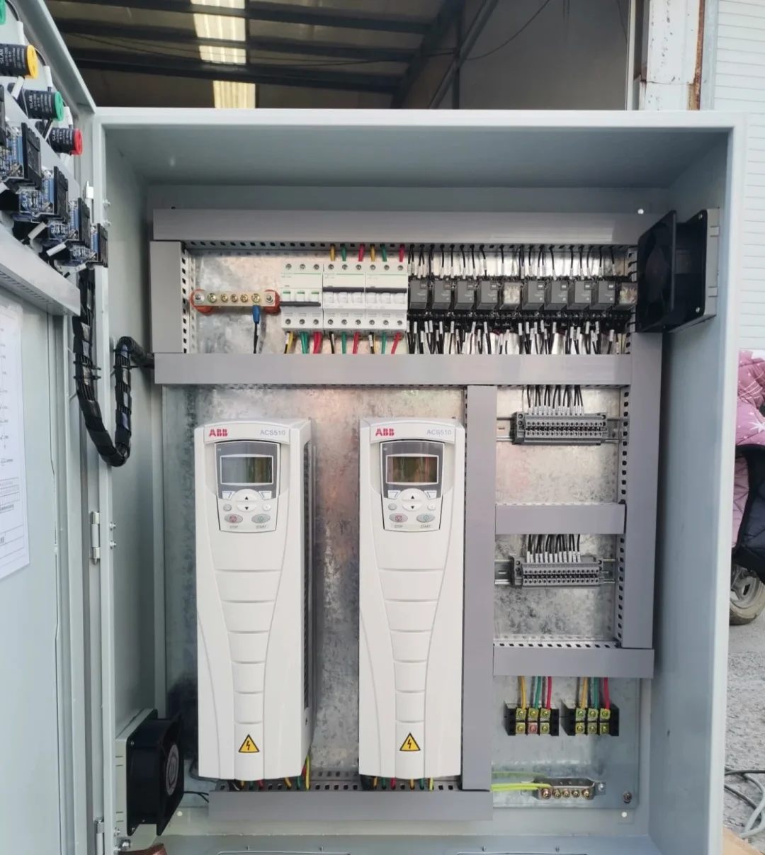 承接低压配电柜，变频柜，plc控制柜等
