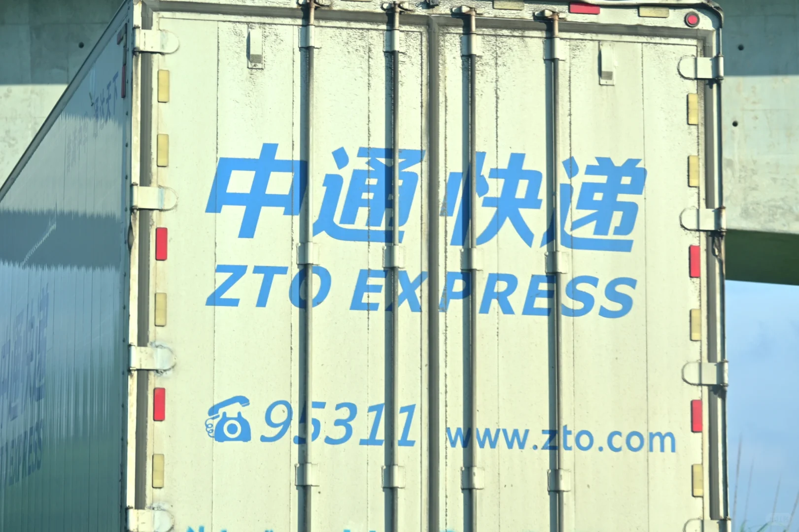 致敬!高速路上辛勤的物流车……