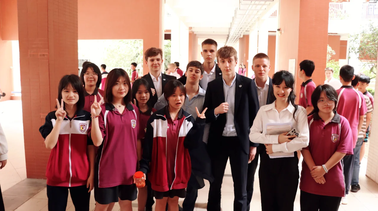 热情拥抱，跨越国界的友谊?