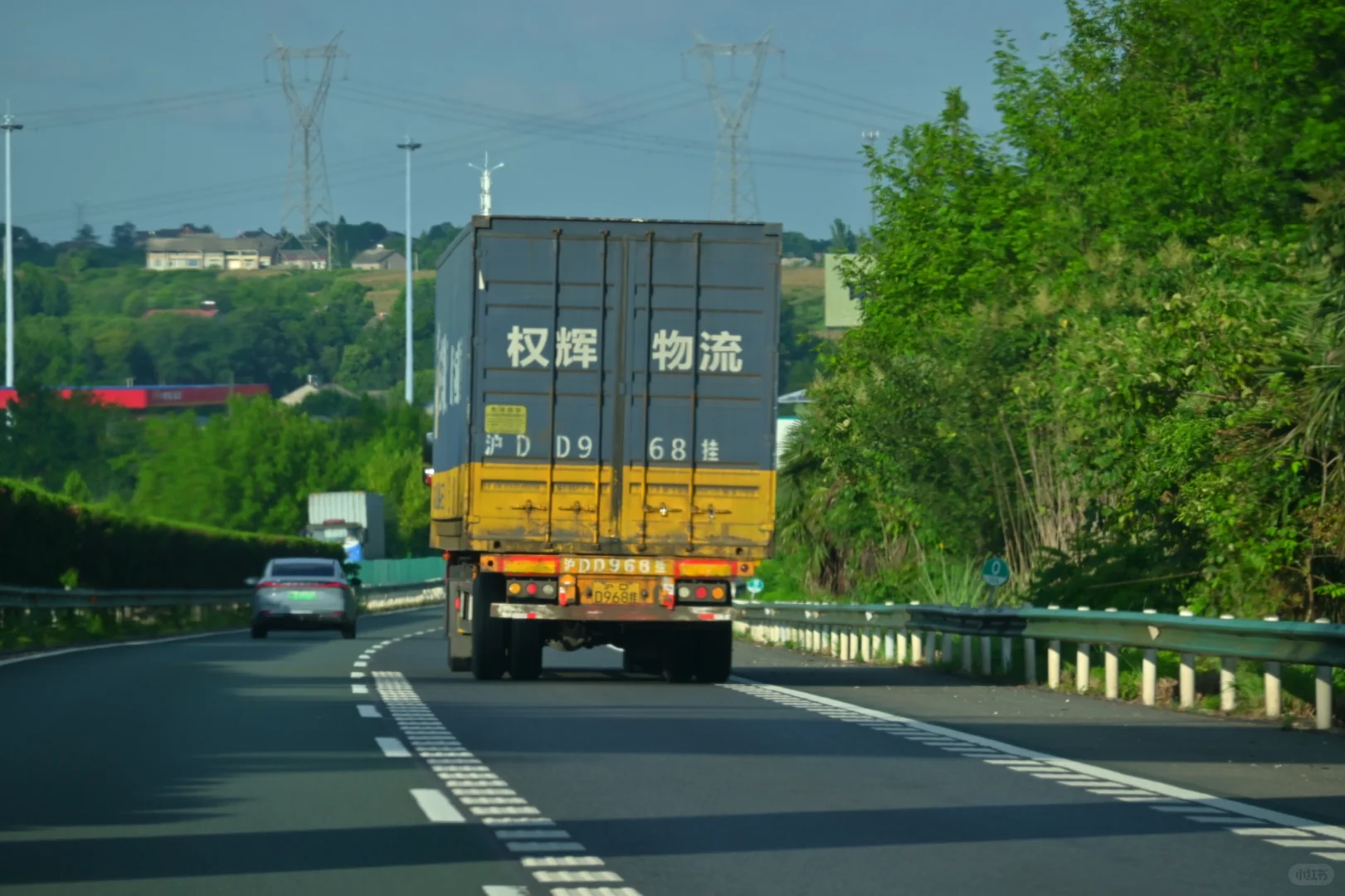 致敬!高速路上辛勤的物流车……