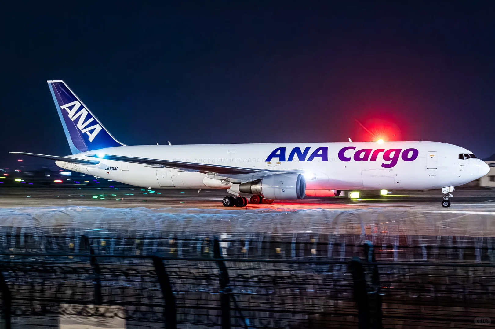 深夜到访货场的巨物们