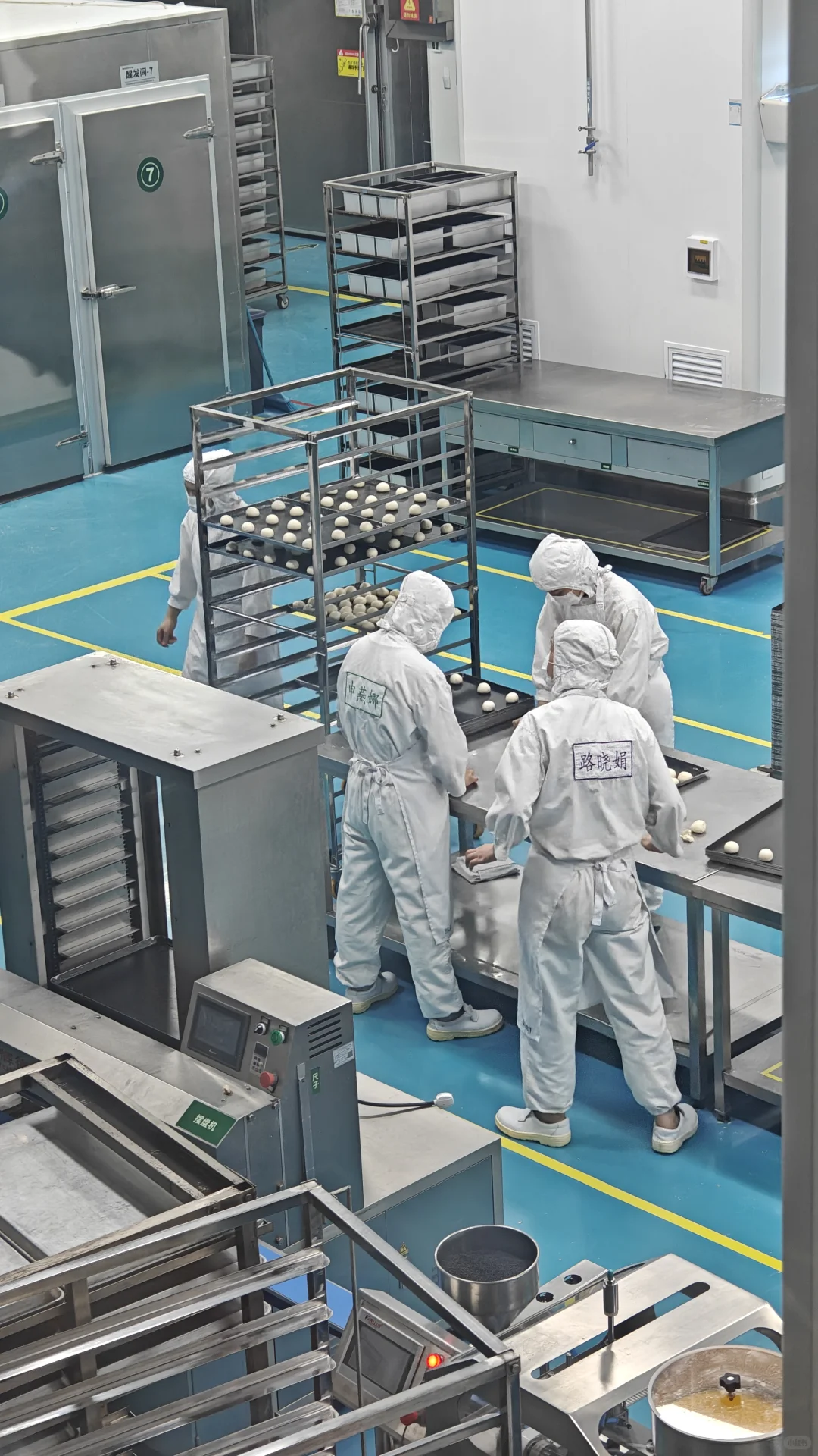 来仟吉“透明工厂”看小白人儿啦~