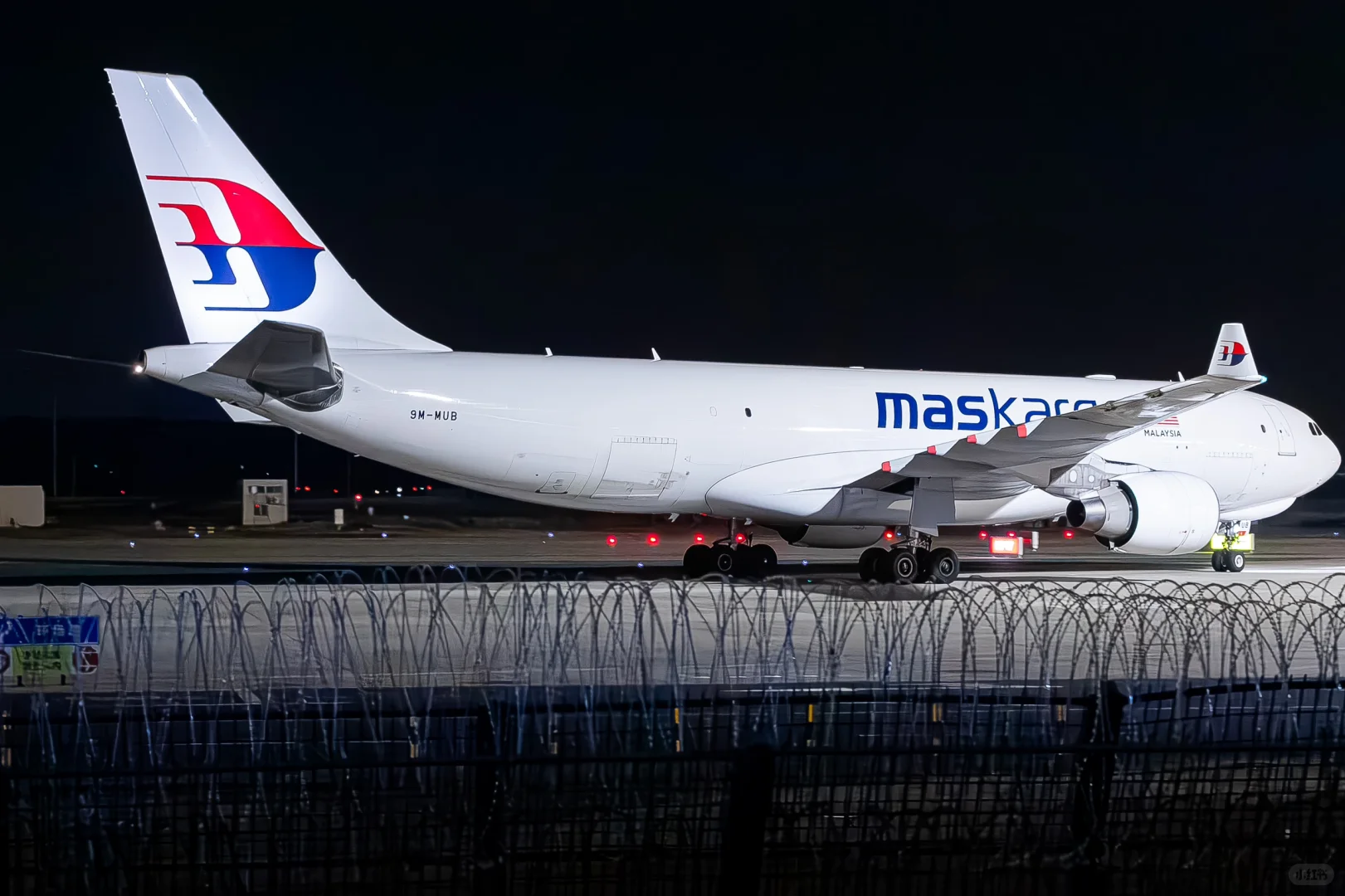 深夜到访货场的巨物们