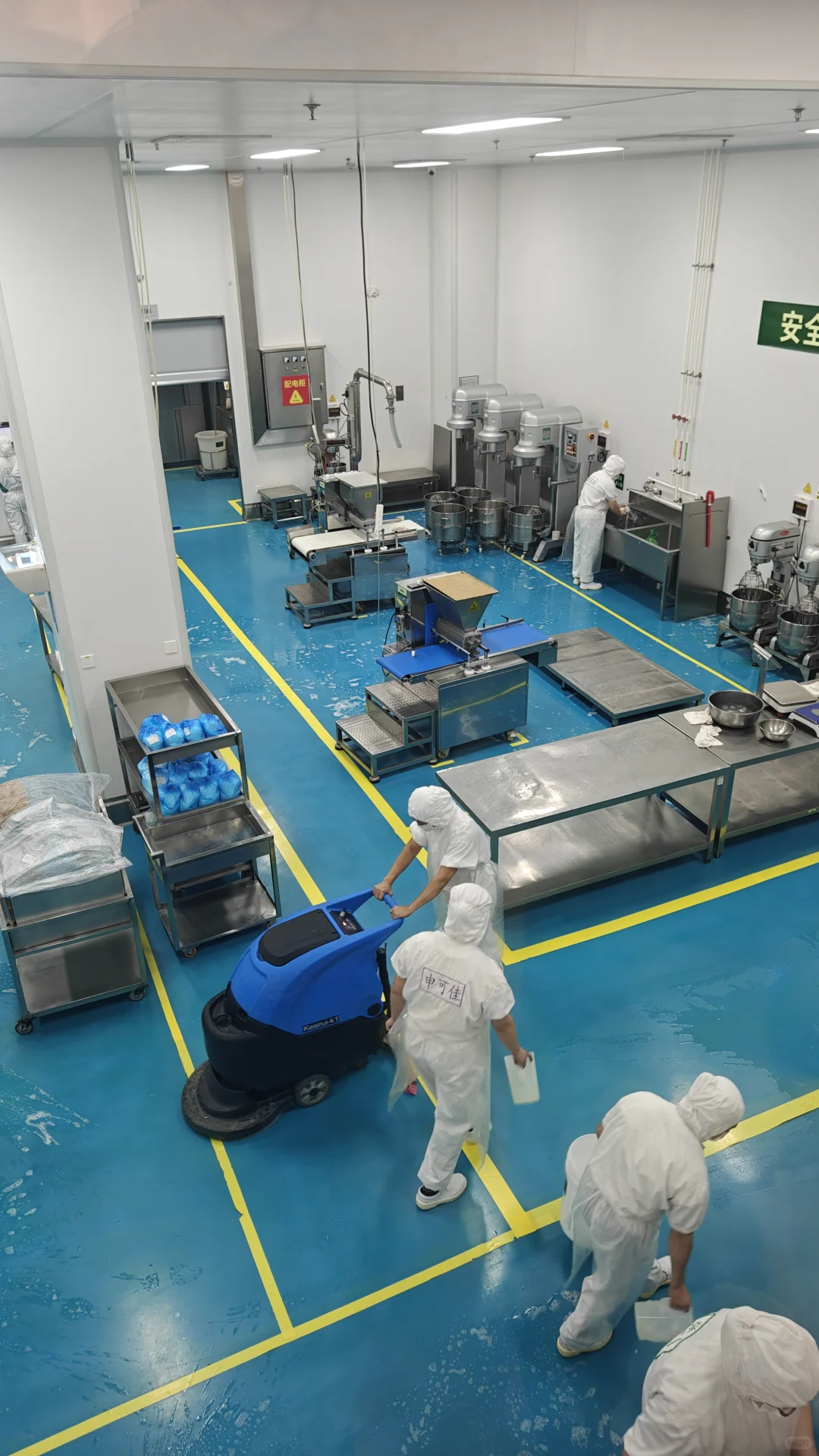 来仟吉“透明工厂”看小白人儿啦~