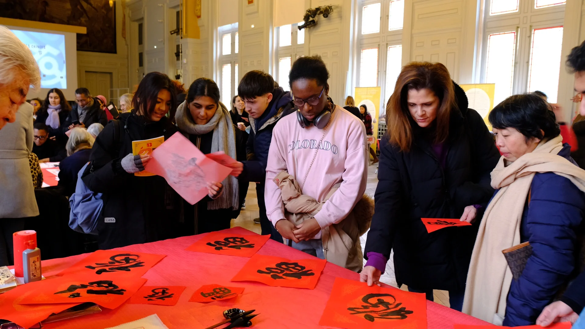 ? 当汉字在巴黎舞动，东西方文明共鸣 ?✨