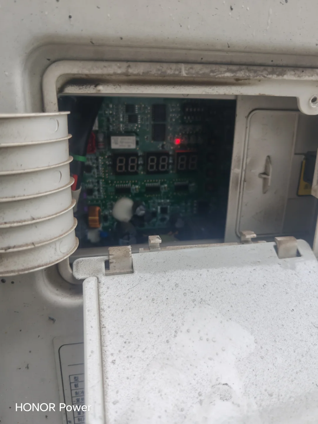 11年空调维修路：把“制冷制热”修成生活里