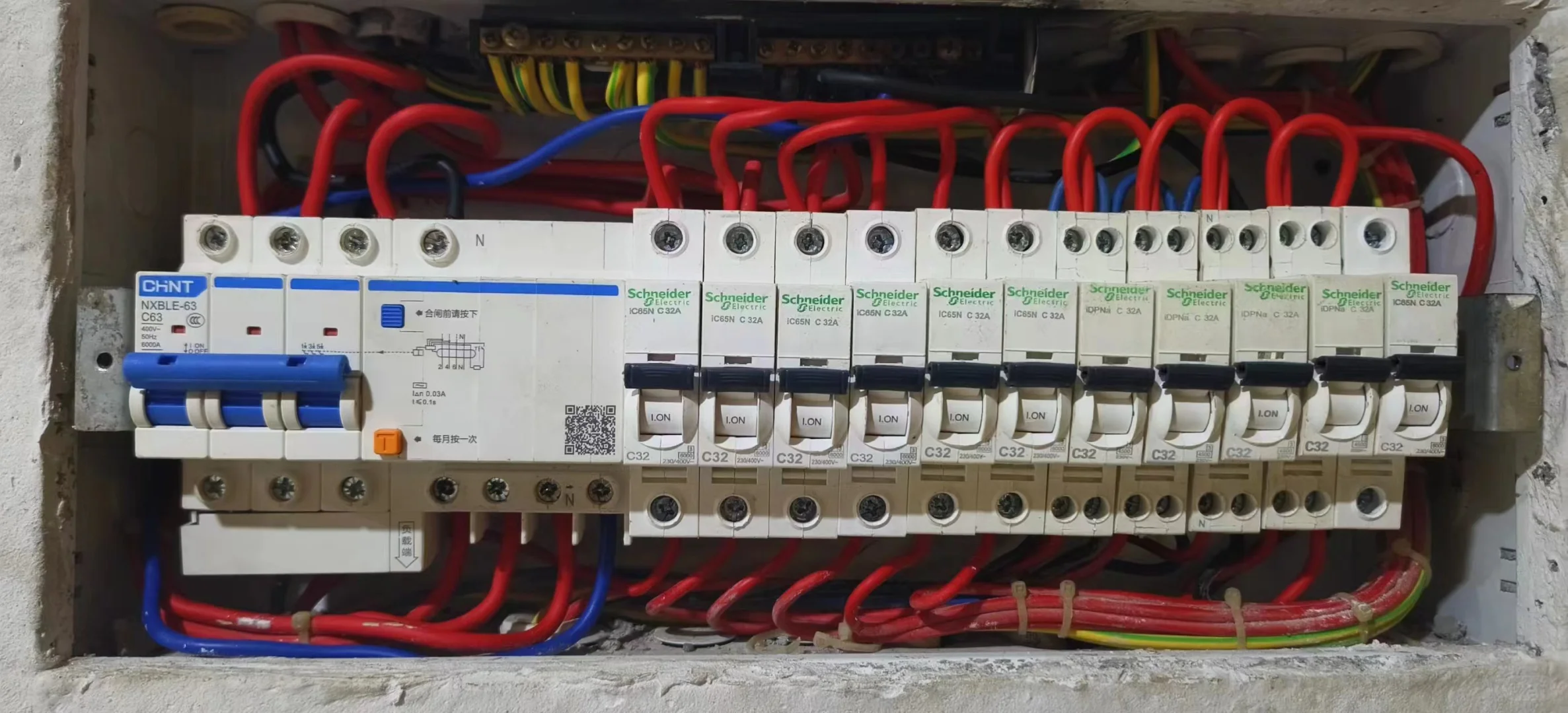 在深圳电工维修家庭电路跳闸维修线路短路