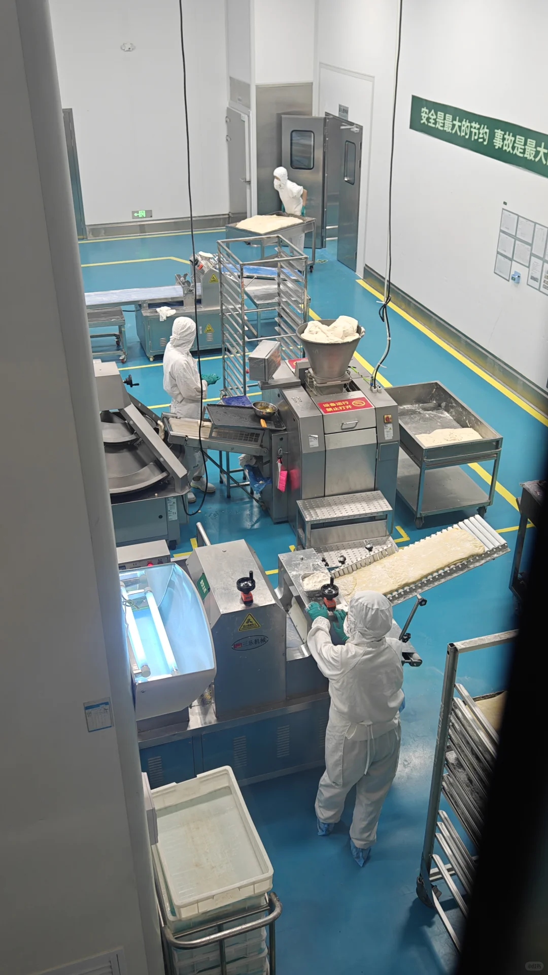 来仟吉“透明工厂”看小白人儿啦~