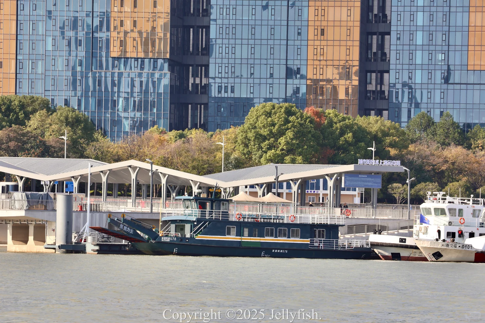 钱江三桥临时轮渡 运营首日随摄