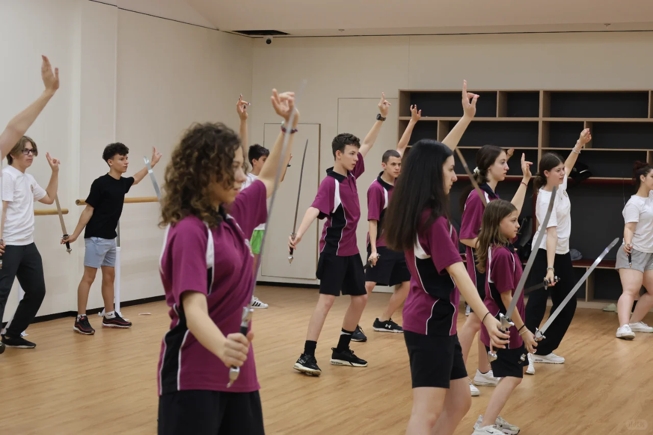 热情拥抱，跨越国界的友谊?