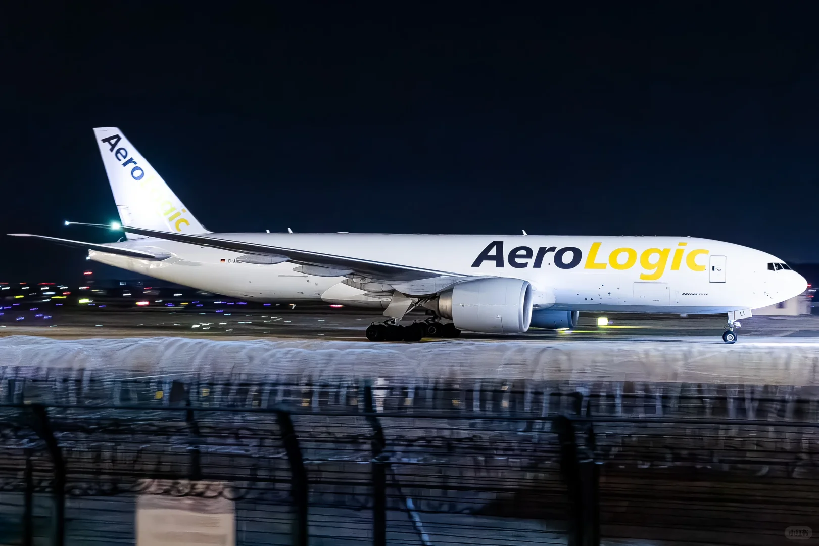 深夜到访货场的巨物们