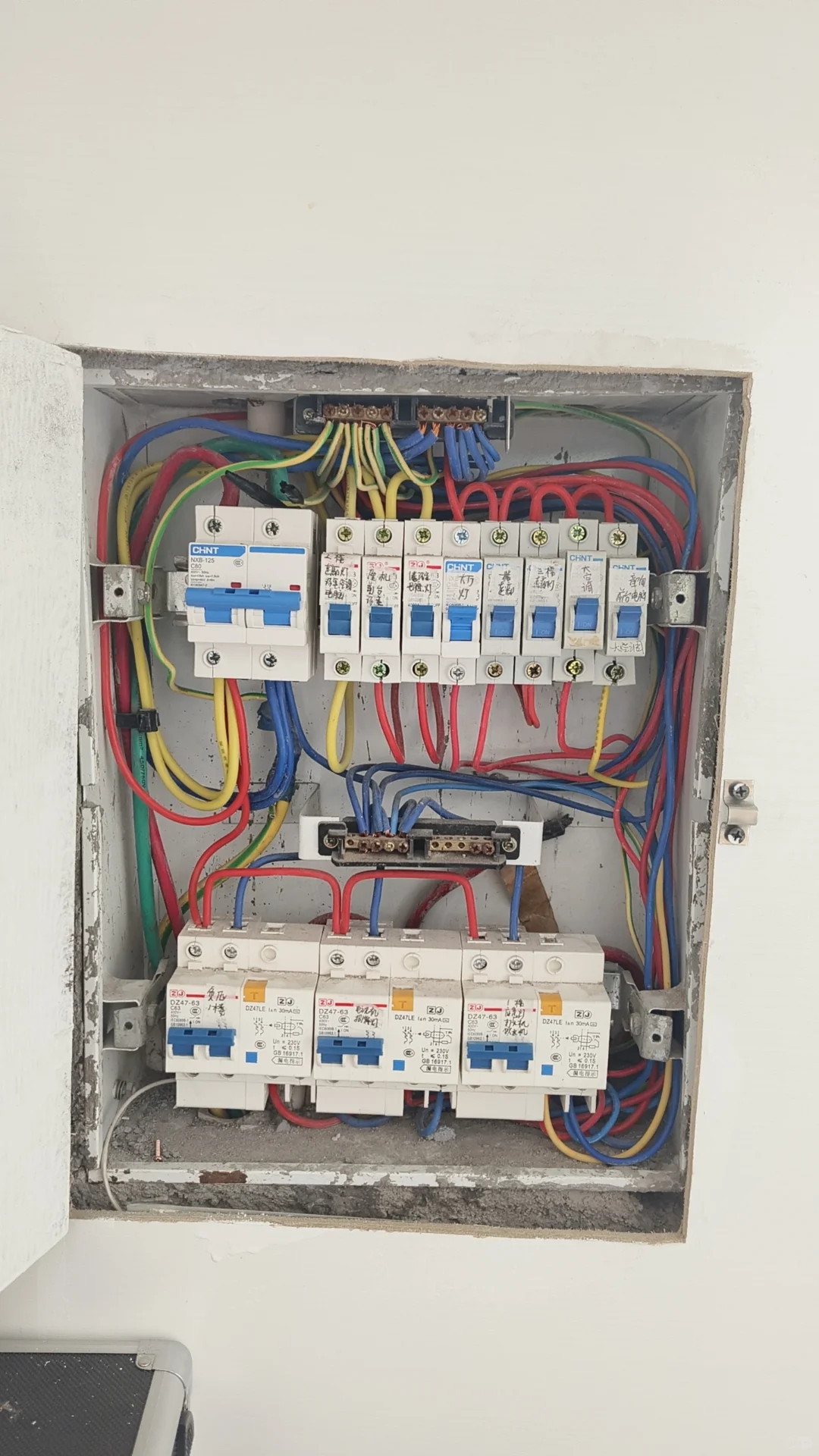 在深圳电工维修家庭电路跳闸维修线路短路
