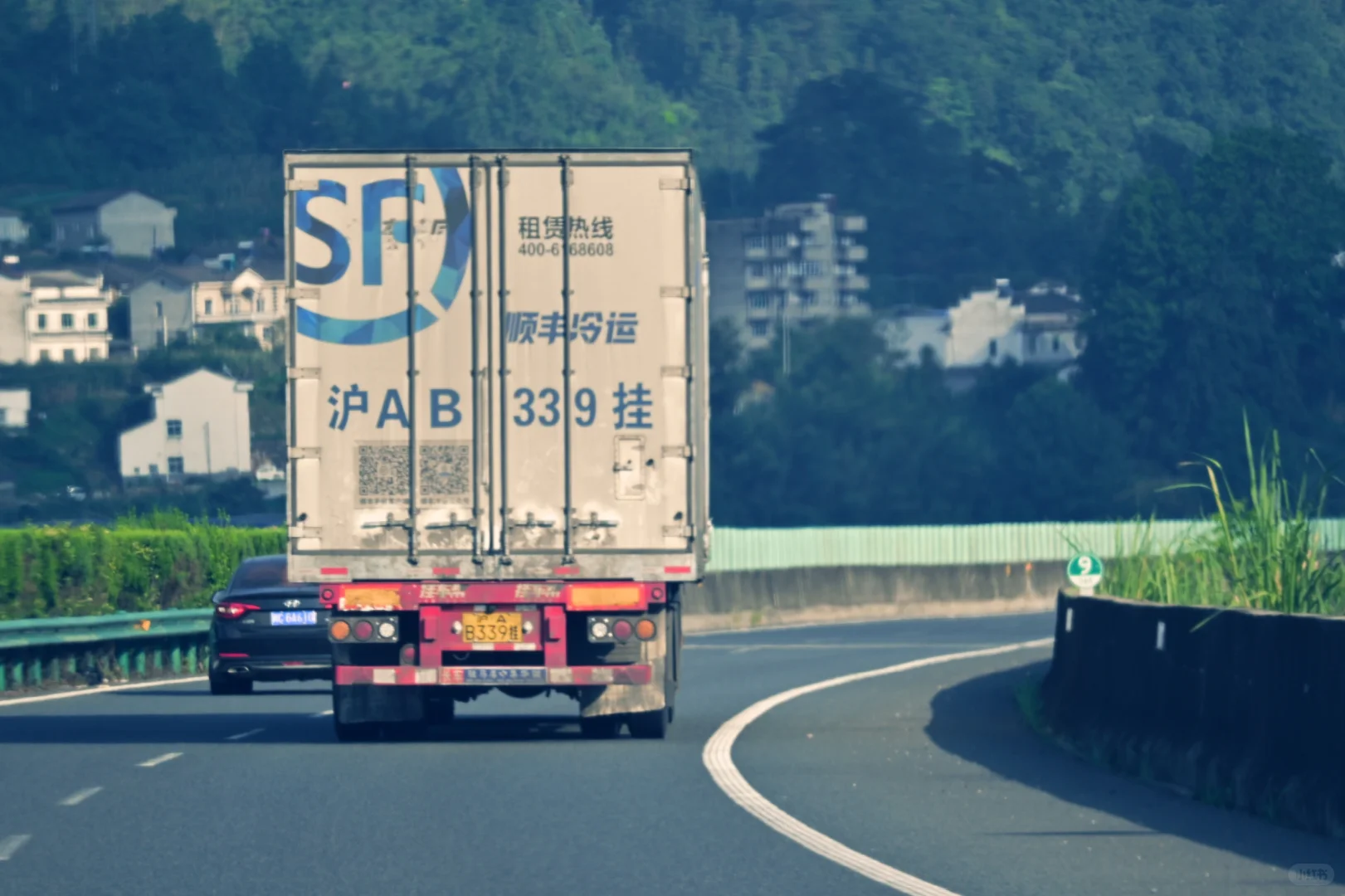致敬!高速路上辛勤的物流车……