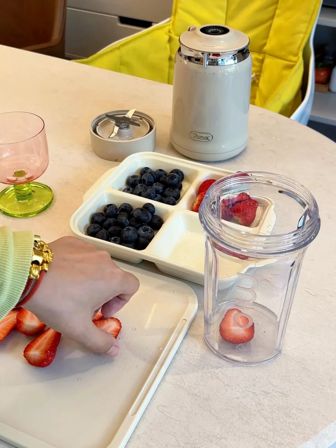 懒人必备！15秒搞定粉嫩草莓酸奶