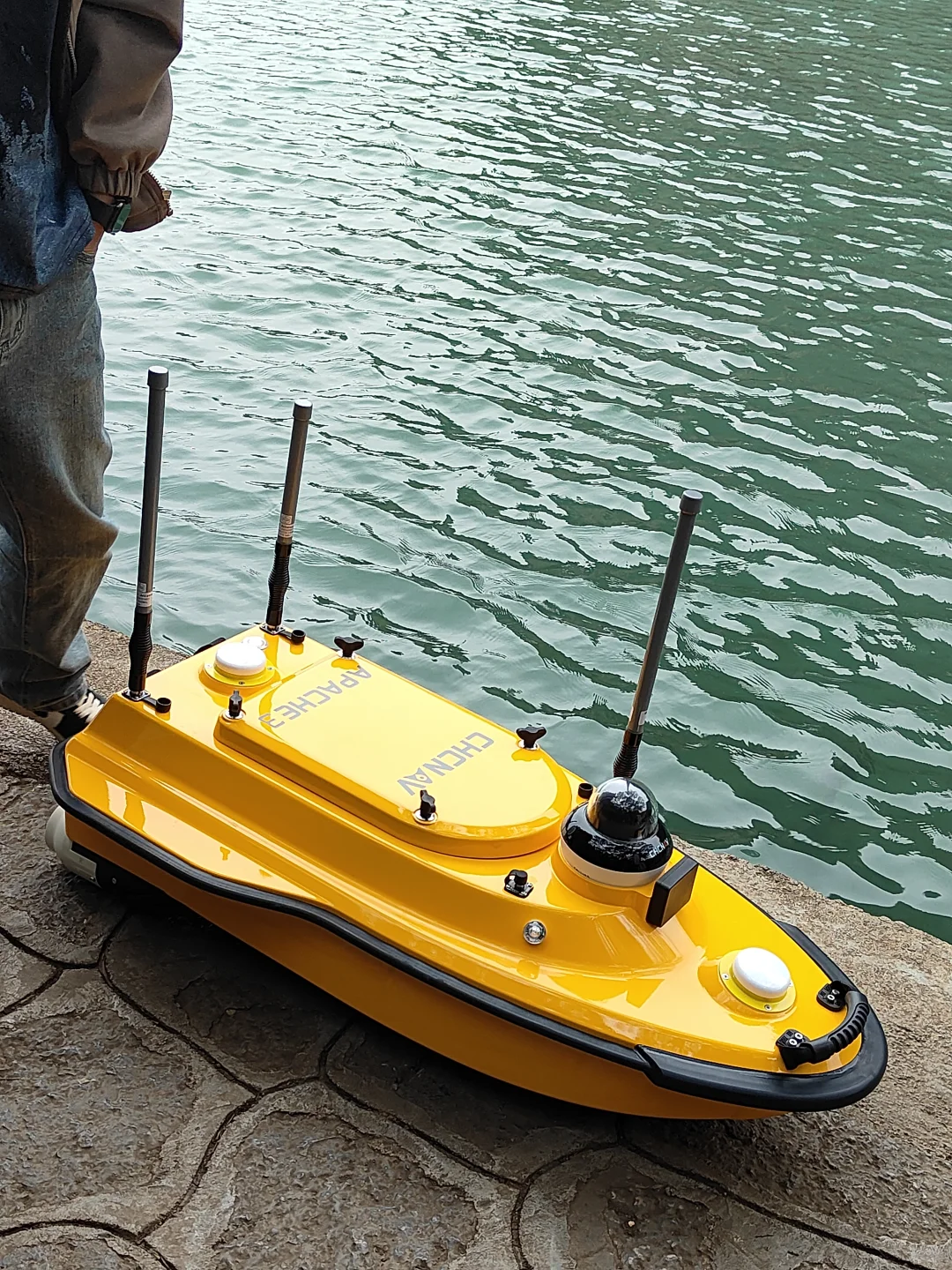 无人船载水质监测系统