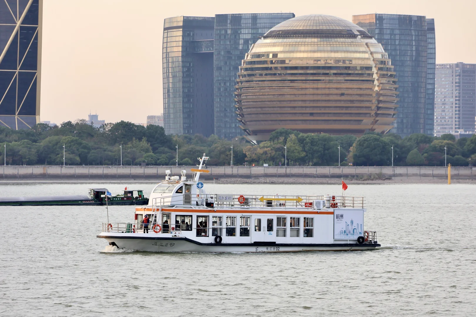 钱江三桥临时轮渡 运营首日随摄