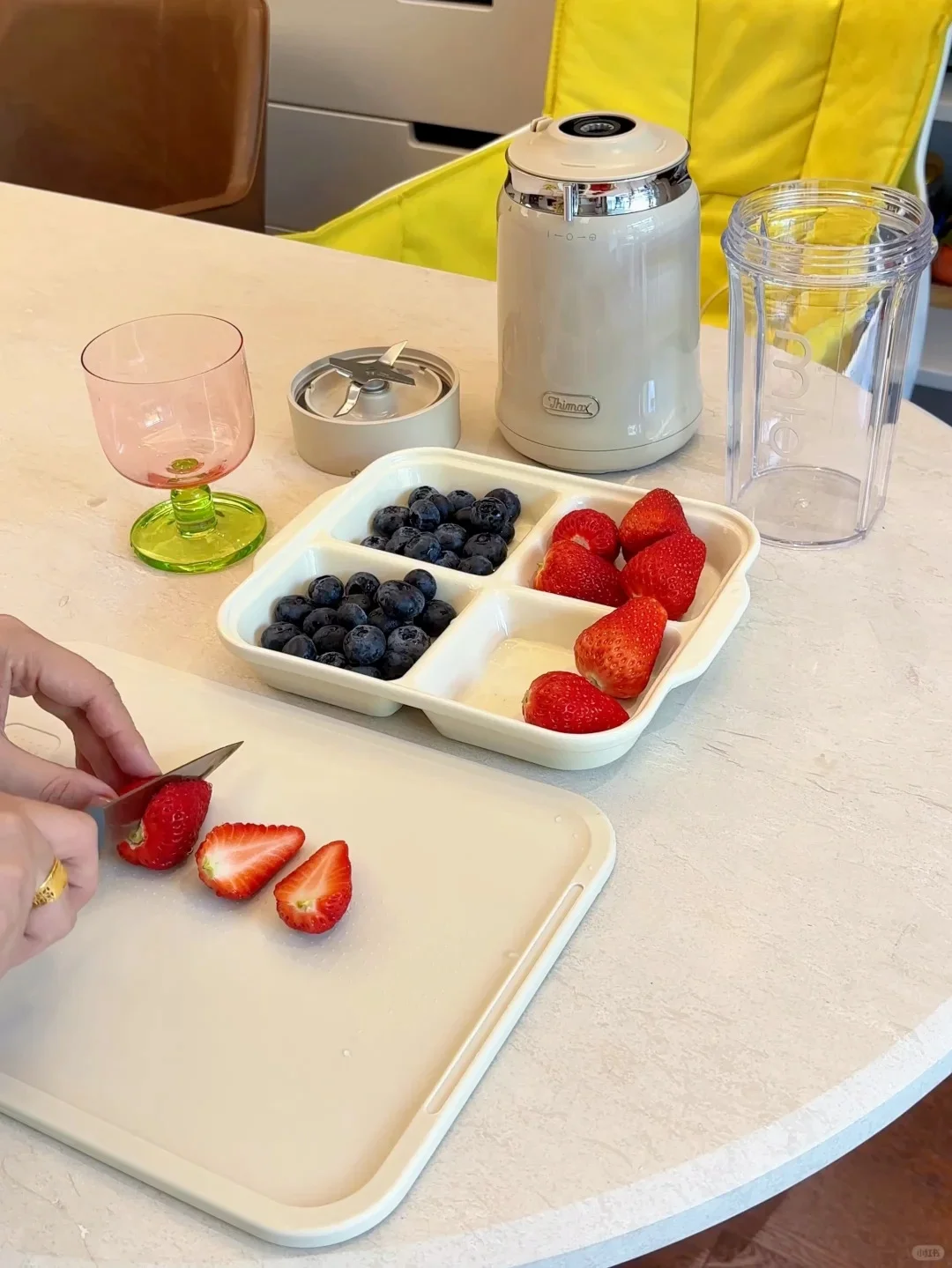 懒人必备！15秒搞定粉嫩草莓酸奶