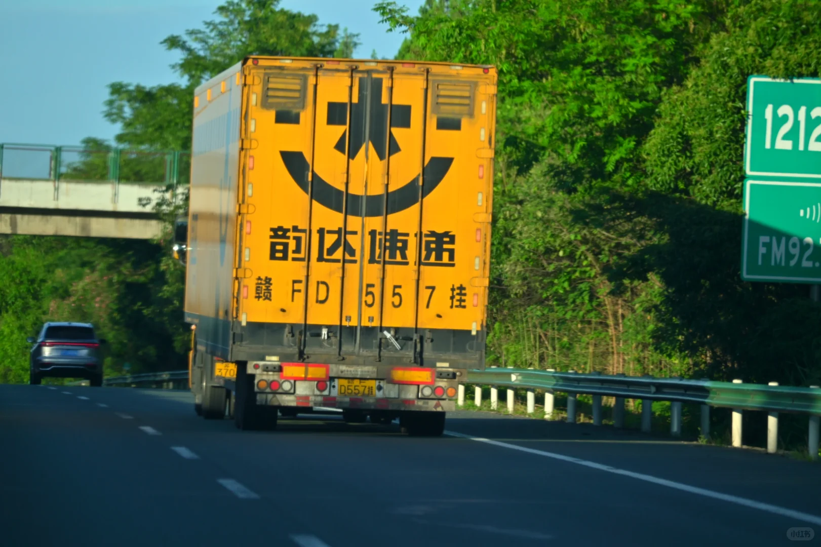 致敬!高速路上辛勤的物流车……