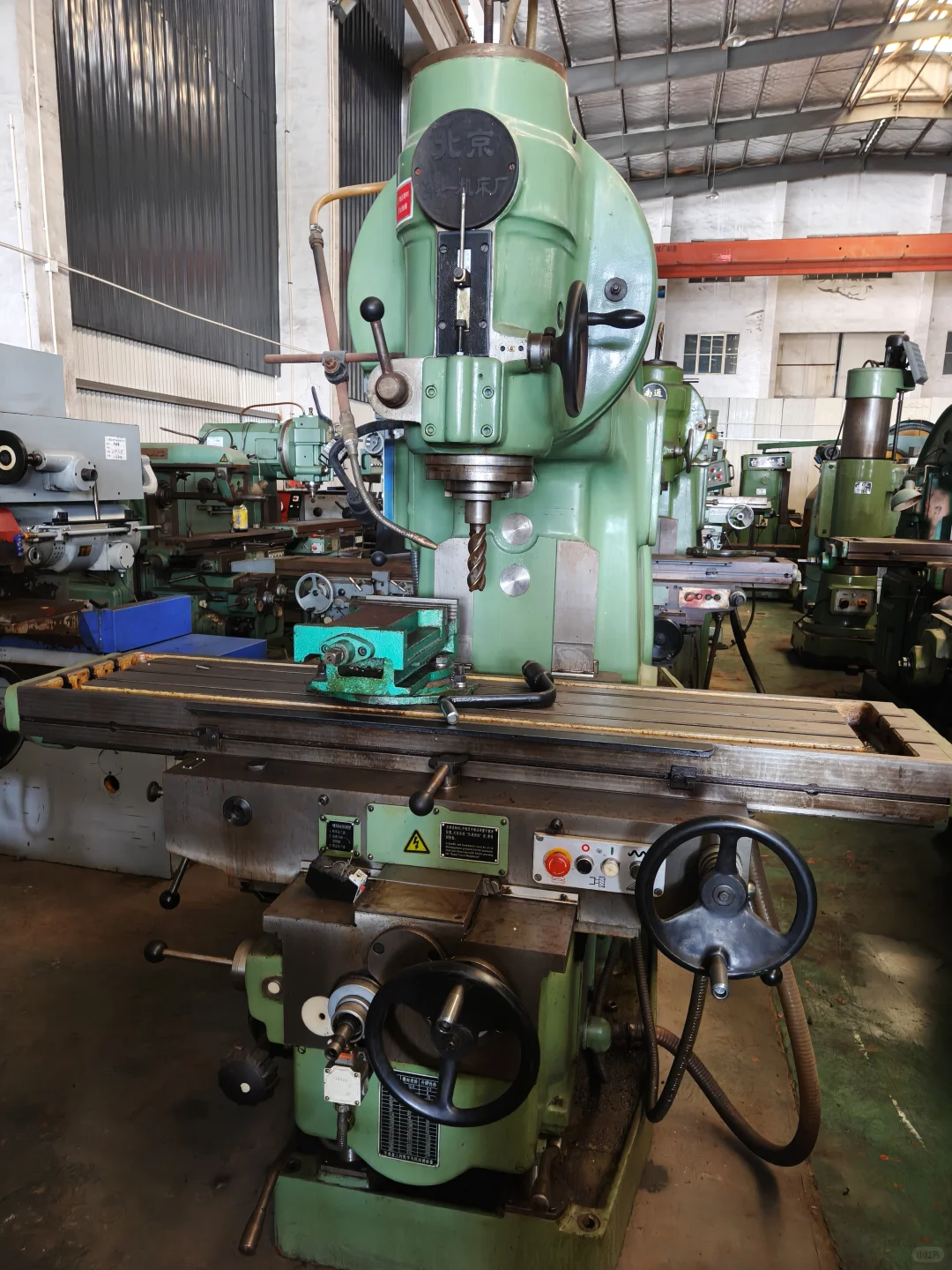 车间里的“工业巨兽”：揭秘老式机床的魅力