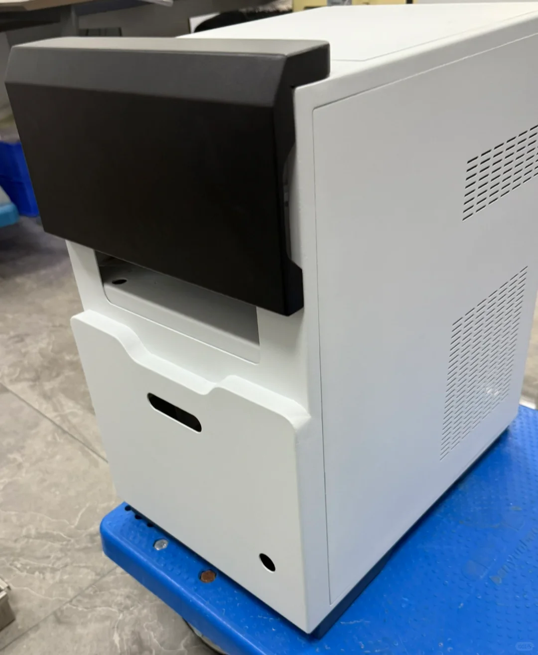 刚加工好的仪器外壳。设备钣金外壳加工