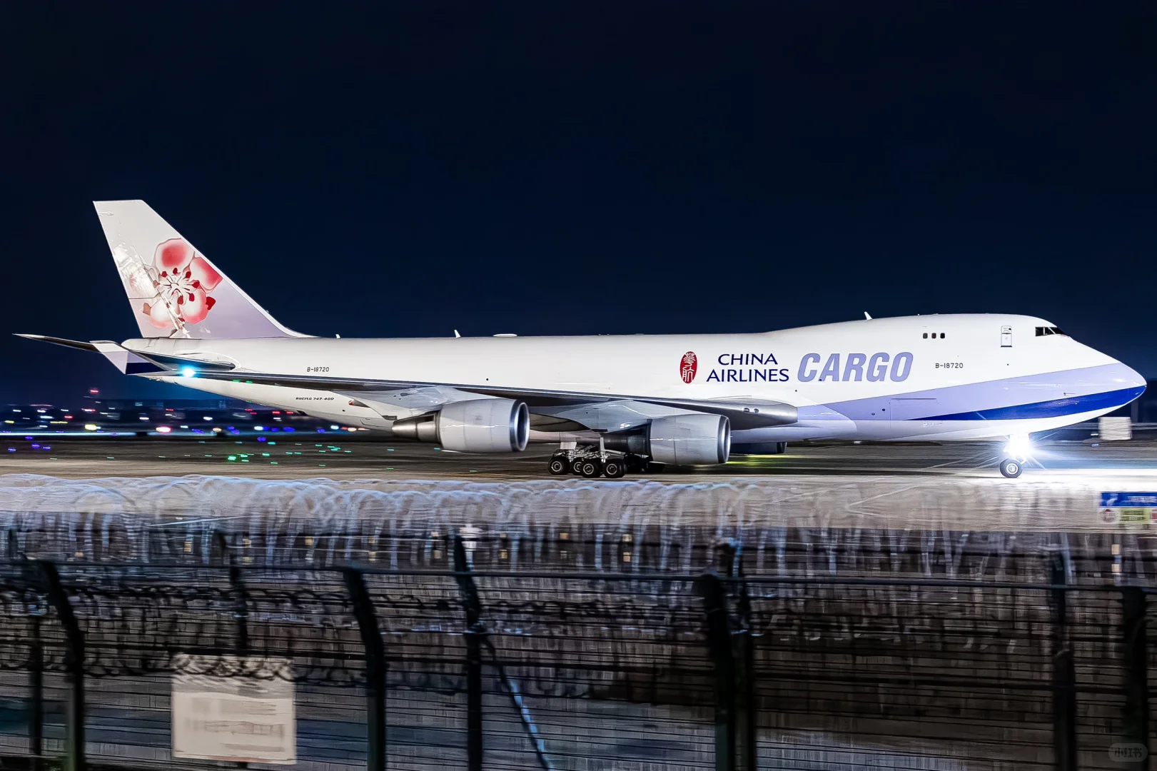 深夜到访货场的巨物们