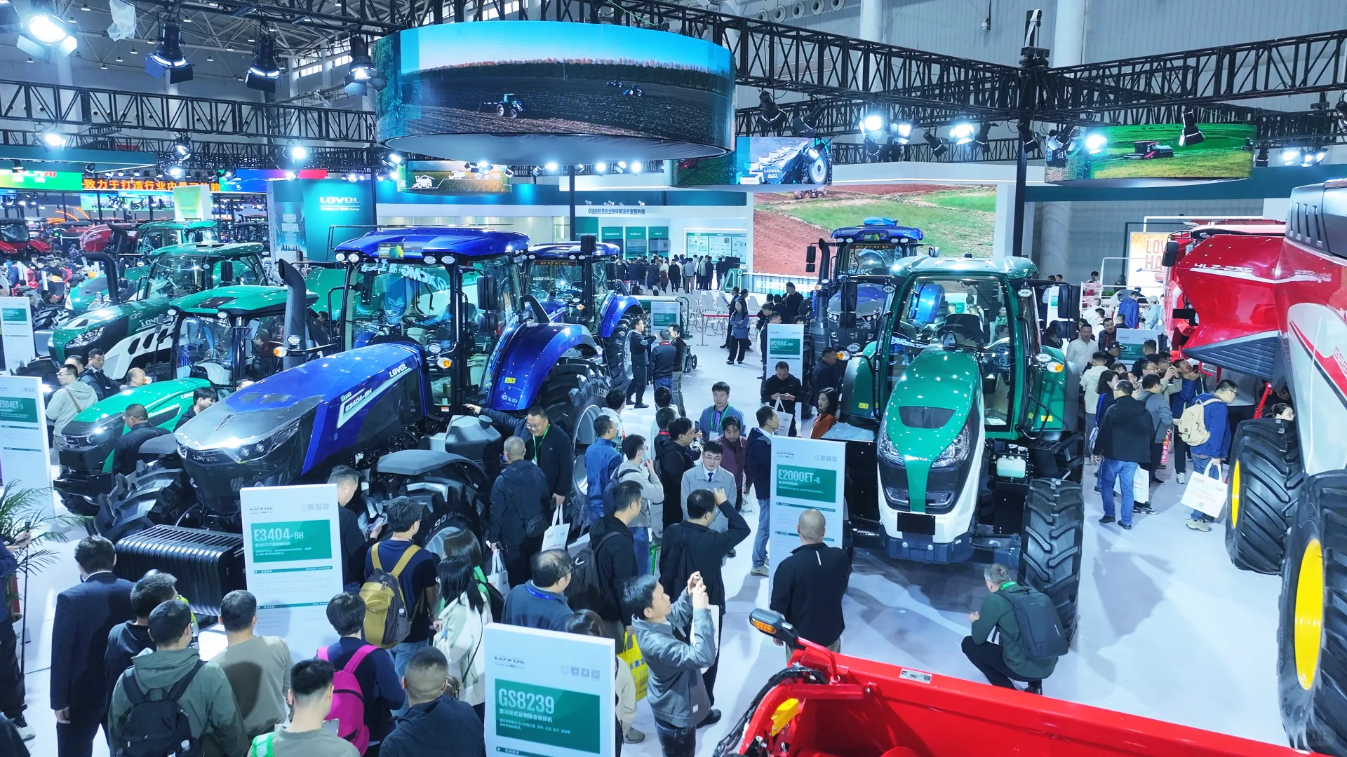 潍柴雷沃新能源拖拉机亮相2025国际农机展