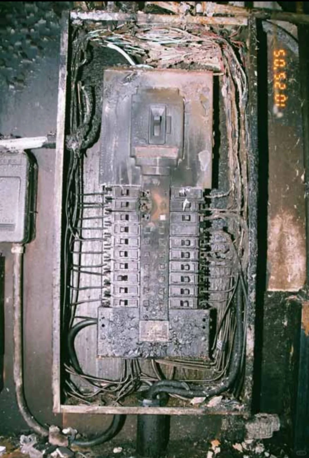 电箱严重超载，极易引发严重灾难，