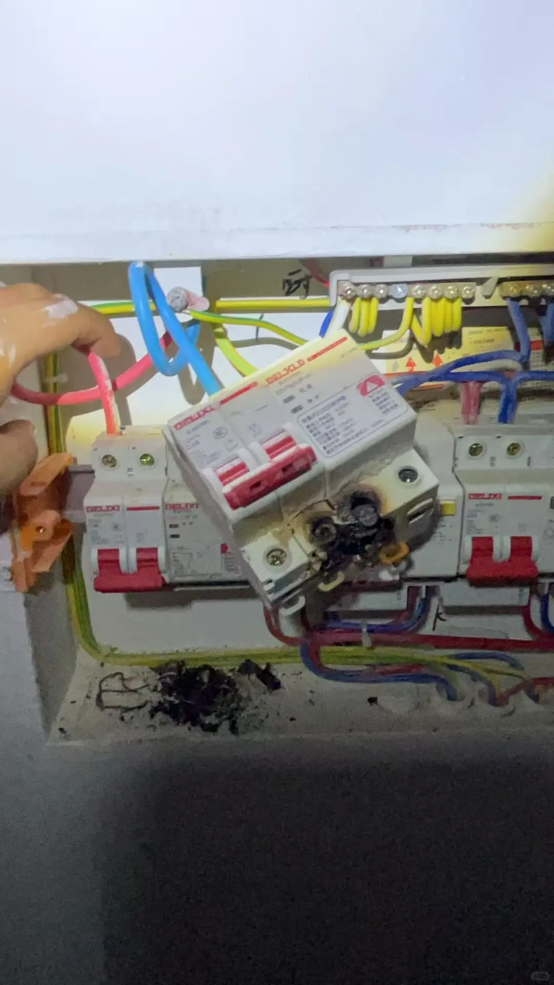 合肥家庭修电，电闸烧掉了